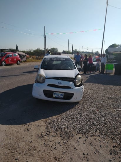 El motociclista fue impactado por un taxi Nissan March. (EL SIGLO DE TORREÓN)