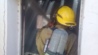 El fuego consumió muebles y aparatos electrodomésticos que se encontraban en una recámara del domicilio. (EL SIGLO DE TORREÓN)