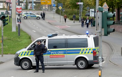 La policía local ha llamado a la población a permanecer en sus casas y extremar precauciones hasta que se aclare completamente lo ocurrido. (AP)