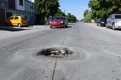 El mal estado representa un riesgo, tanto para los conductores como para los peatones de la vialidad. (EL SIGLO DE TORREÓN)