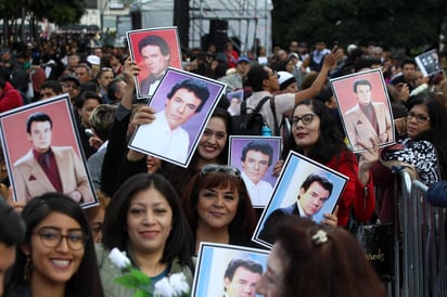 Los admiradores esperaban pacientes por su ídolo entonando sus canciones con rosas rojas, discos y fotografías del astro en la mano. (EFE)
