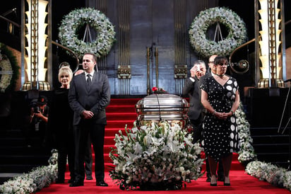 La carroza fúnebre que contiene las cenizas del cantante mexicano José José arriba al Palacio de Bellas Artes. (EFE)