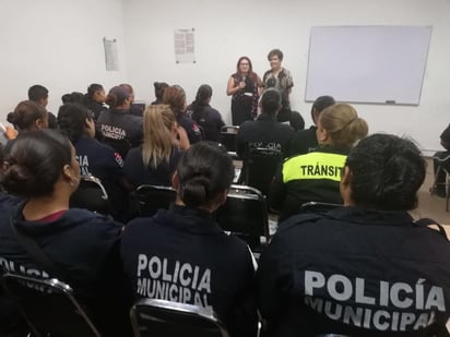 La funcionaria manifestó que este trabajo se hará extensivo a personal femenino de la Presidencia Municipal en el marco de una campaña amplia de concientización. (EL SIGLO DE TORREÓN)