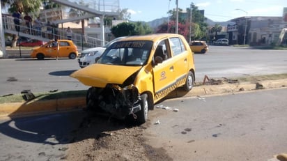 Según los primeros peritajes, el conductor de un auto Hyundai, línea Atos en color amarillo, le cortó la circulación a un Elantra también Hyundai, de reciente modelo, en color blanco.