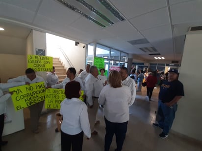 Trabajadores ajenos a la Clínica de Medicina Familiar del ISSSTE impidieron el paso al director. (DIANA GONZÁLEZ)