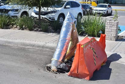 Los propios ciudadanos colocaron objetos para advertir de este riesgo a los automovilistas y peatones que pasan por este lugar. (EL SIGLO DE TORREÓN)