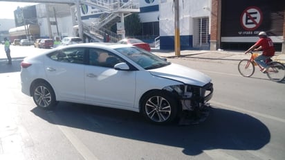 Por el fuerte choque el auto blanco quedó en sentido contrario a la circulación y el otro en el camellón. (EL SIGLO DE TORREÓN)