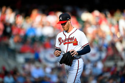 Mike Foltynewicz, abridor de los Bravos, permitió siete carreras (seis limpias) y sólo pudo sacar un out. (AP)