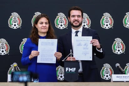 Alexandra Haas, presidenta de la Conapred, e Iñigo Riestra, Secretario General de la Femexfut durante una rueda de prensa. (ESPECIAL) 