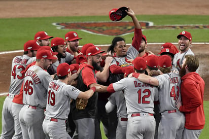 Celebran jugadores de los Cardenales tras apalear ayer 13-1 a los Bravos de Atlanta en el quinto juego de la Serie Divisional de la Liga Nacional. (AP) 