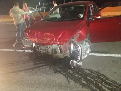 Choca contra puente vehicular de Torreón; la mujer resultó ilesa tras el impacto. (EL SIGLO DE TORREÓN)