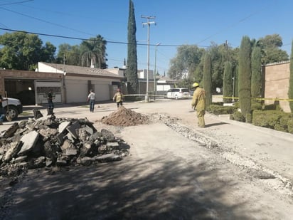 Una retroexcavadora que realizaba obras de introducción de agua dañó la tubería. (EL SIGLO DE TORREÓN)