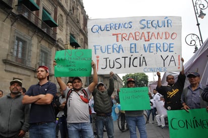 Un grupo de aproximadamente 500 personas de las organizaciones Recicladores Unidos por el Derecho al Trabajo y Confederación Nacional de Industriales de Metales y Recicladores marchan del Zócalo de la Ciudad de México hacia el Senado de la República, en protesta contra la privatización de la recolección de materiales sólidos. (NOTIMEX)