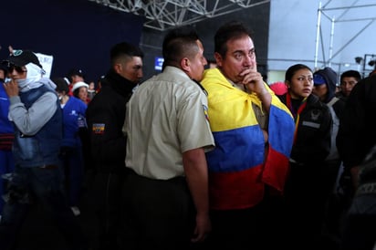 Manifestantes indígenas en Quito tienen retenidos este jueves a ocho policías. (EFE)