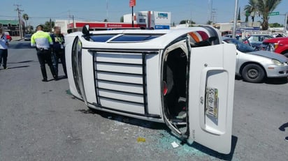 Dos mujeres resultaron lesionadas luego de protagonizar un choque sobre el bulevar Independencia y la calle Mariano López Ortiz en la ciudad de Torreón. (EL SIGLO DE TORREÓN)