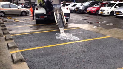 Cuando la lluvia cae, lo normal es que parte de ésta corriera superficialmente y la otra fuera absorbida por el suelo, creando reservorios de agua subterráneos, pero el crecimiento urbano que ha impermeabilizado los suelos no permite que el líquido se filtre al subsuelo. (ESPECIAL)