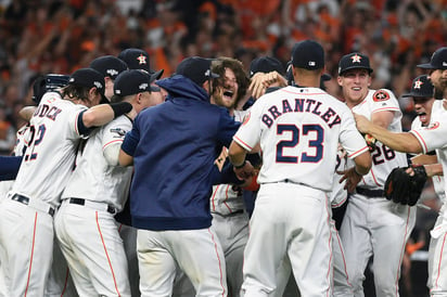 Gerrit Cole (c) se llevó la victoria en el quinto juego de la serie dentro de la semifinal por el campeonato por la Liga Americana. (AP) 