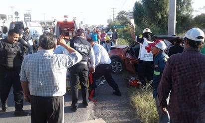 Conductor destroza su auto al impactarse contra poste de concreto; su pareja, con siete meses de embarazo, recibió el golpe, perdiendo así a su bebé. (EL SIGLO DE TORREÓN)