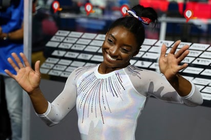 La estadounidense festeja tras conquistar la prueba combinada del Mundial de gimnasia en Stuttgart. (AP) 