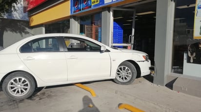 Mujer de 55 años impacta su auto contra puerta de Oxxo; hoy se sabe es paciente psiquiátrica. (EL SIGLO DE TORREÓN)