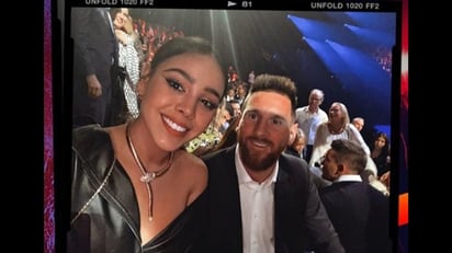 La actriz y cantante no dejó pasar la oportunidad para fotografiarse con Lionel Messi con el siguiente mensaje. (ESPECIAL)
