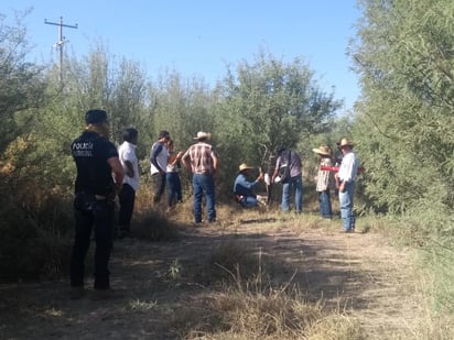 El procedimiento que se lleva a cabo este viernes es vigilado por elementos de Seguridad Pública de Viesca. (EL SIGLO DE TORREÓN)