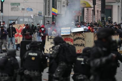 Los choques tuvieron lugar a mediodía cuando miles de manifestantes se aproximaron a la colina sobre la que se encuentra el Poder Legislativo. (EFE)