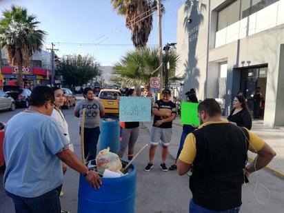 La protesta pública se dispersó pronto, no obstante, los trabajadores que son suplentes tanto de personal de servicios médicos como administrativos se quejaron amargamente de la nueva dinámica del gobierno de tener los recursos detenidos.
(EL SIGLO DE TORREÓN)