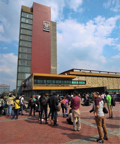 En su camino de la Facultad de Ciencias Políticas y Sociales a la Rectoría, los manifestantes exigieron que se les incluya en la toma de decisiones de la Universidad, especialmente en la designación del Rector. (NOTIMEX)