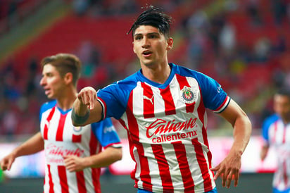 El delantero de las Chivas, Alan Pulido, ha marcado 4 de sus 7 goles desde punto penal. (ARCHIVO)