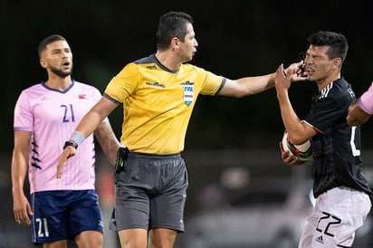 Al minuto 10 del encuentro ante Bermudas, Lozano se llevó un golpe en la cara por parte del arbitro central. (CORTESÍA)