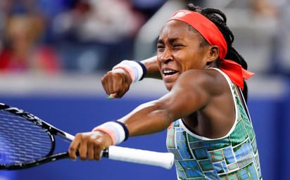 Cori Gauff, de 15 años de edad, venció 7-6, 6-4 a Kiki Bertens y logró su pase a semifinales en el torneo de Linz, Austria. (ARCHIVO) 