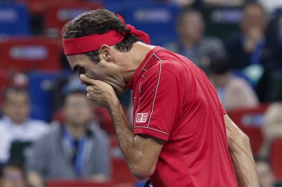 Roger Federer muestra su frustración durante el juego que perdió 6-3, 6-7, 6-3 ante Alexander Zverev. (AP) 