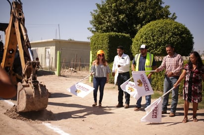 Autoridades y habitantes de la comunidad dieron el banderazo de arranque de la obra.