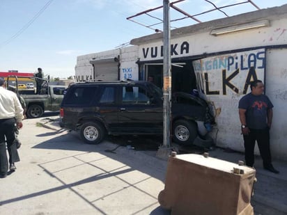 Camioneta termina dentro de una vulcanizadora; la unidad fue impactada por los soldados.