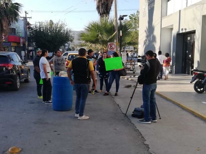 La protesta pública se dispersó pronto, no obstante, los suplentes se quejaron por los recursos de sus sueldos detenidos durante meses.