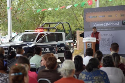 El mandatario entregó dos patrullas equipadas para cobertura en zonas rurales y cabecera municipal.