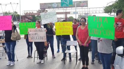 Profesores de preparatorias bloquearon un carril del bulevar Miguel Alemán, en Gómez Palacio.