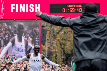 El campeón olímpico, que posee el récord mundial oficial de maratón de 2:01:39, establecido en Berlín, Alemania en 2018, se perdió por 25 segundos en un intento anterior en el circuito del Gran Premio de Italia en Monza en 2017.
(EFE)