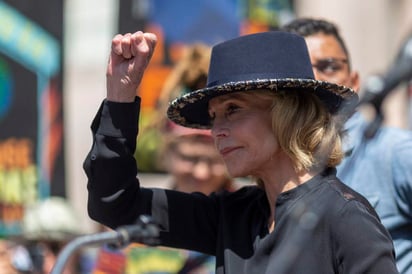 Fonda, quien es conocida no sólo por su carrera como actriz sino por su participación en protestas desde los años 60, protagonizó el viernes una manifestación contra el cambio climático frente al Capitolio. (ARCHIVO)