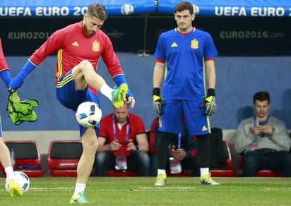 Iker Casillas expresó que para él era 'un placer' ser superado por Sergio Ramos como el jugador con más partidos con la Selección Española. (ARCHIVO)