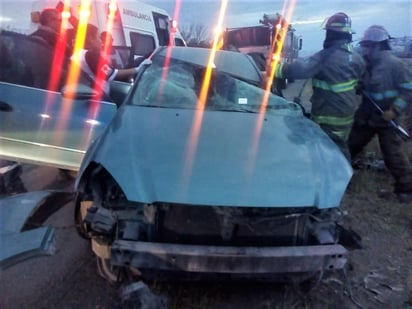 Con la herramienta 'quijadas de la vida', sacaron al afectado del vehículo de la marca Nissan, modelo Altima 2004. (EL SIGLO DE TORREÓN)