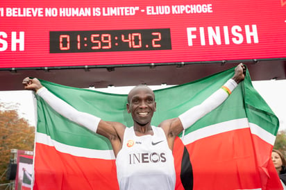 El keniano Eliud Kipchoge celebra tras lograr romper la barrera de las 2 horas en el maratón.