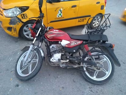 Motociclista le cortar paso a taxi; el hombre resultó lesionado tras el impacto. (EL SIGLO DE TORREÓN)