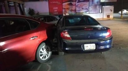 Se pasa el semáforo en rojo y protagoniza fuerte accidente, causó daños por 65 mil pesos. (EL SIGLO DE TORREÓN)