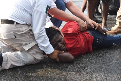 Fuerzas mexicanas disolvieron la caravana de migrantes que el sábado salió de Tapachula, estado de Chiapas, con el fin de llegar a Estados Unidos, informó este domingo el abogado y activista Luis García Villagrán, que aseguró que 'este Gobierno se volvió el perrero de Donald Trump'. (ARCHIVO)