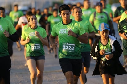 Una multitudinaria fiesta deportiva y de convivencia, se vivió esta mañana con la celebración de la cuarta carrera atlética “5K y 10K Santos – Holox”, cuya meta en el estadio Corona de Territorio Santos Modelo, recibió a centenares de deportistas que gozaron de una experiencia única. (EL SIGLO DE TORREÓN)