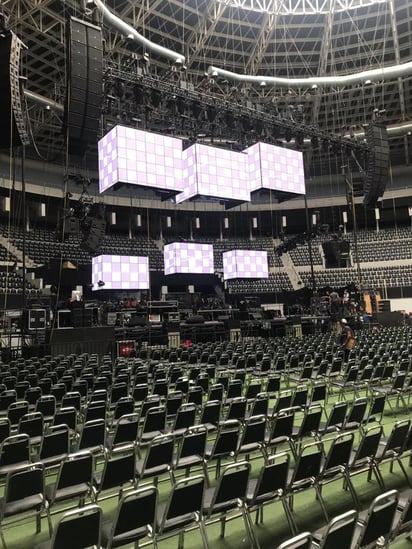 Todo está listo para recibir a Alejandro Sanz dentro de unas horas en Coliseo Centenario. (EL SIGLO DE TORREÓN)