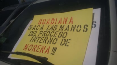 Alrededor de 10 personas se manifestaron para exigir al senador sacar las manos del proceso. (EL SIGLO COAHUILA)