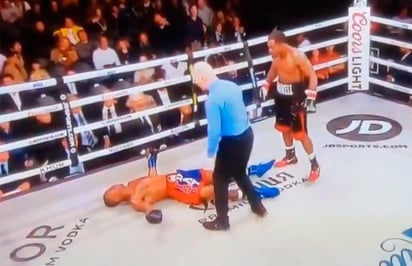 El pugilista de 27 años fue sacado del ring en camilla y llevado a un hospital, inconsciente, y cuando fue retirado de la arena sufrió convulsiones. (ESPECIAL)